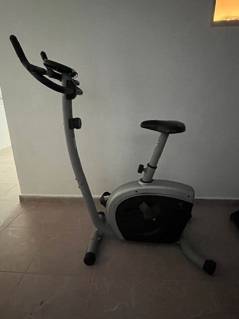 Banco de abdominales y bicicleta estática