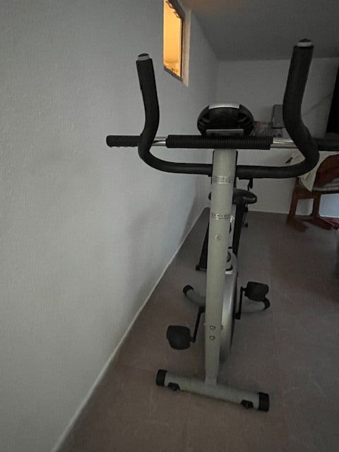 Banco de abdominales y bicicleta estática