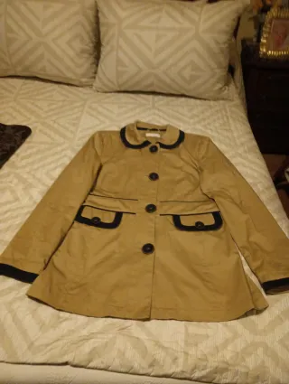 Gabardina corta beige con ribete azul