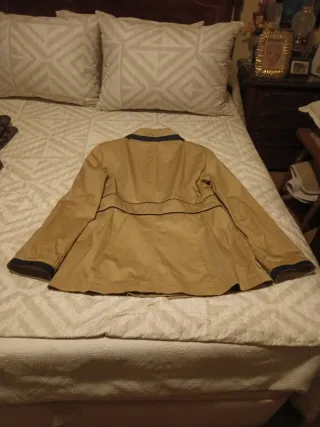 Gabardina corta beige con ribete azul