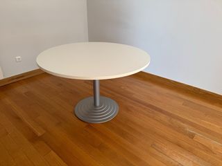 Mesa redonda beige y plateada