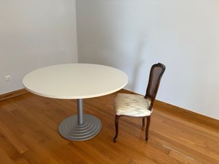 Mesa redonda beige y plateada