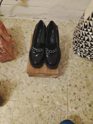 Zapatos negros con cadena