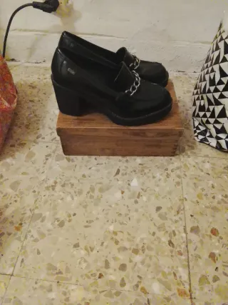 Zapatos negros con cadena