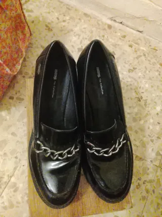 Zapatos negros con cadena