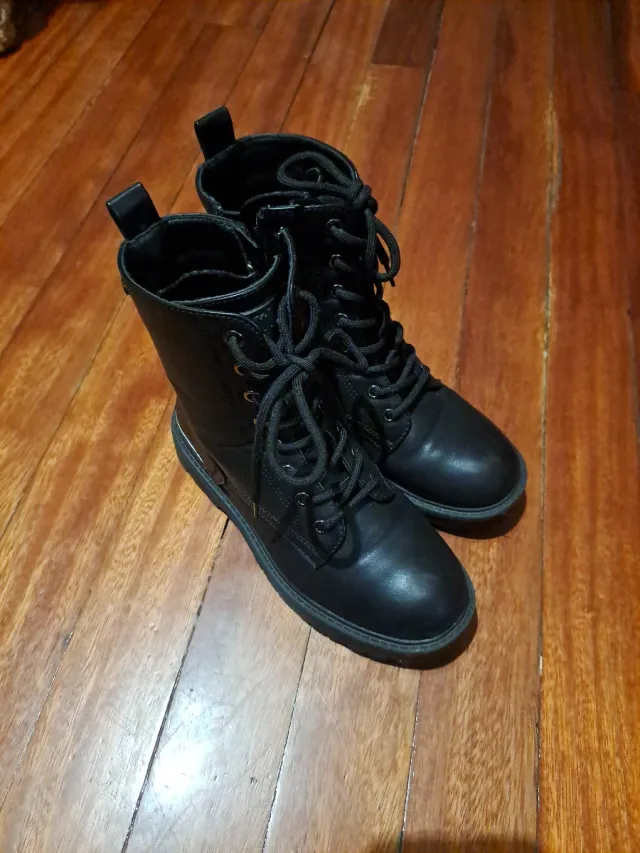 Botas negras con cordones