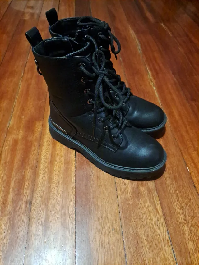 Botas negras con cordones