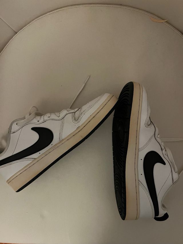 Zapatillas Nike Blancas y Negras