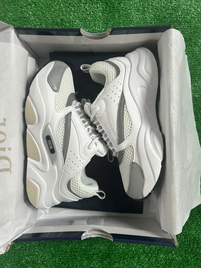 Zapatillas Blancas y Grises