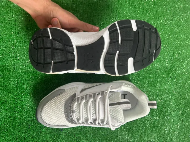 Zapatillas Blancas y Grises