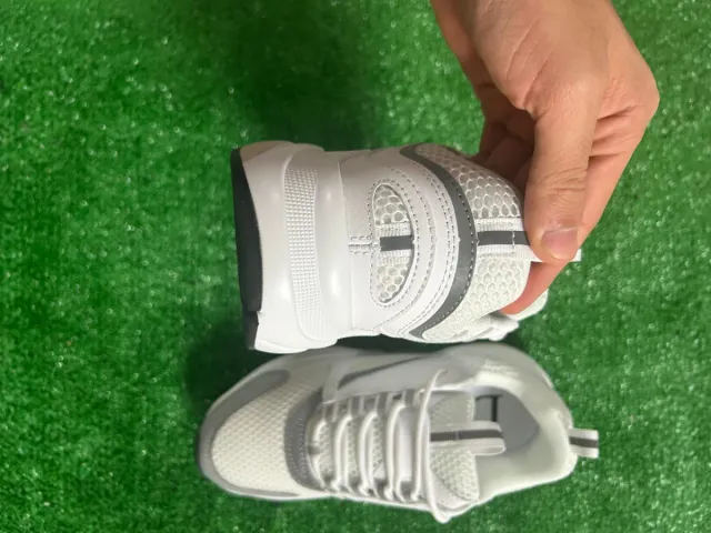 Zapatillas Blancas y Grises