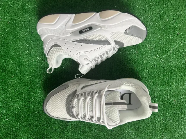 Zapatillas Blancas y Grises