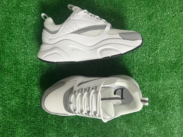 Zapatillas Blancas y Grises