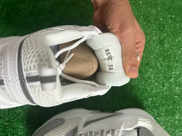 Zapatillas Blancas y Grises