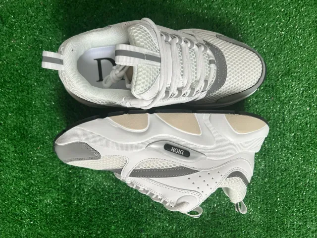 Zapatillas Blancas y Grises