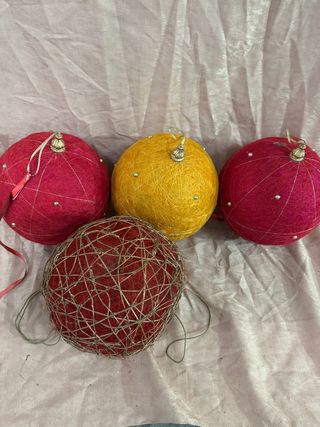 Grandi palline natalizie per vetrine