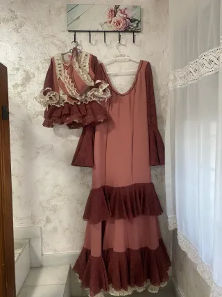 Traje de flamenca con volantes y encaje.