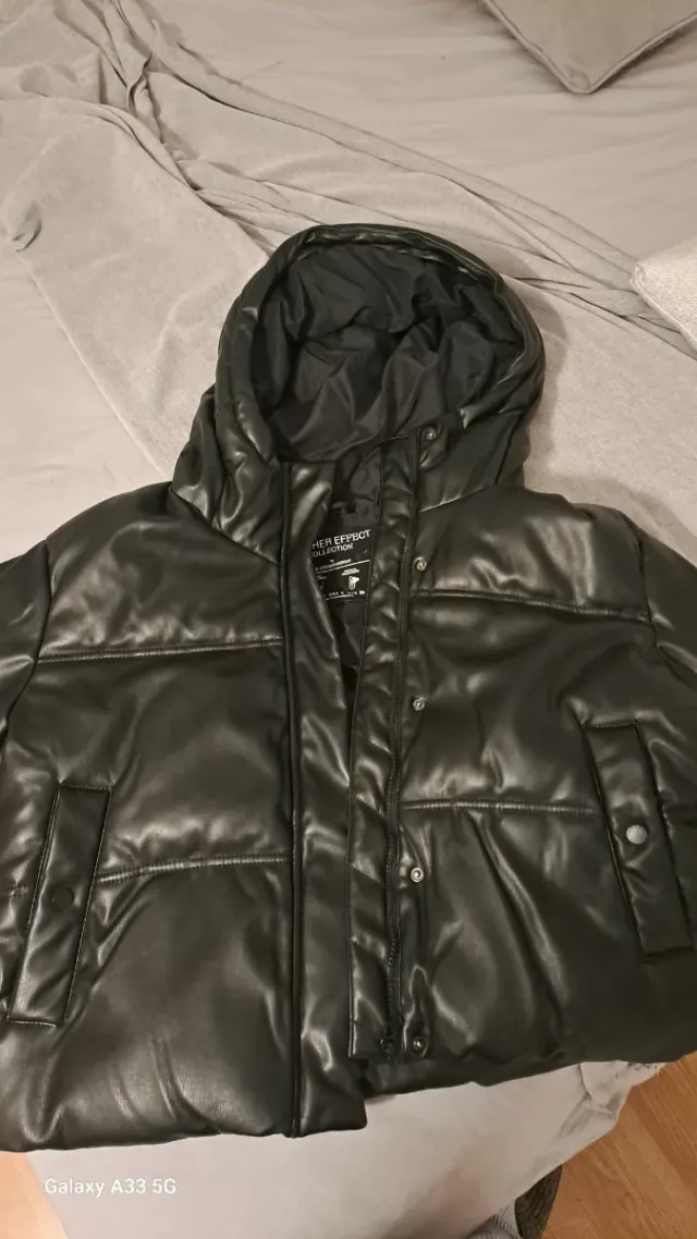 Chaqueta polipiel negra con capucha