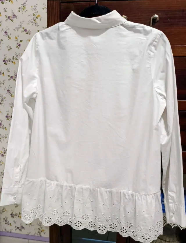Camisa blanca con puntilla