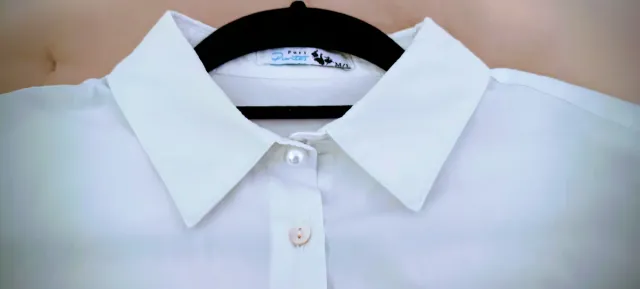 Camisa blanca con puntilla