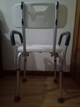 Silla de ducha con respaldo y brazos