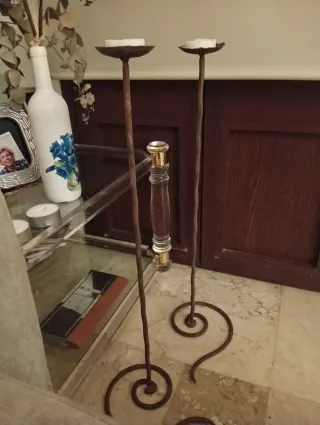 Candelabri in ferro battuto con candele