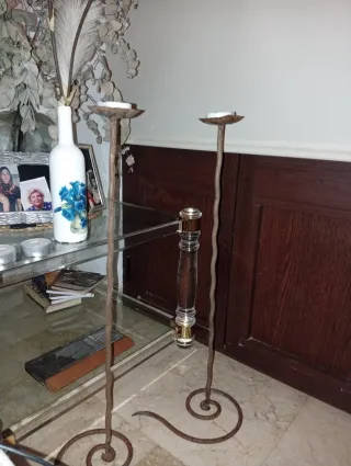 Candelabri in ferro battuto con candele