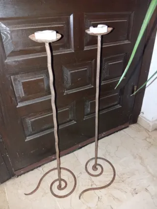 Candelabri in ferro battuto con candele