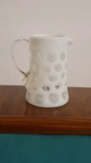 Piccolo vasetto/boccale in vetro bianco puntinato