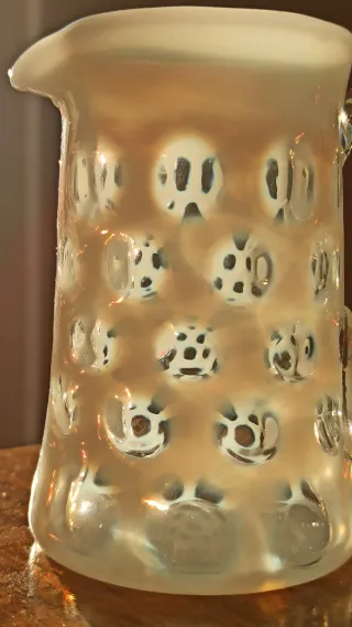 Piccolo vasetto/boccale in vetro bianco puntinato