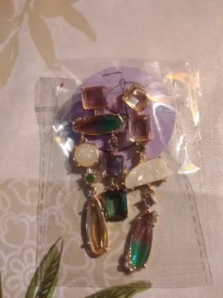 Brincos com pedras coloridas