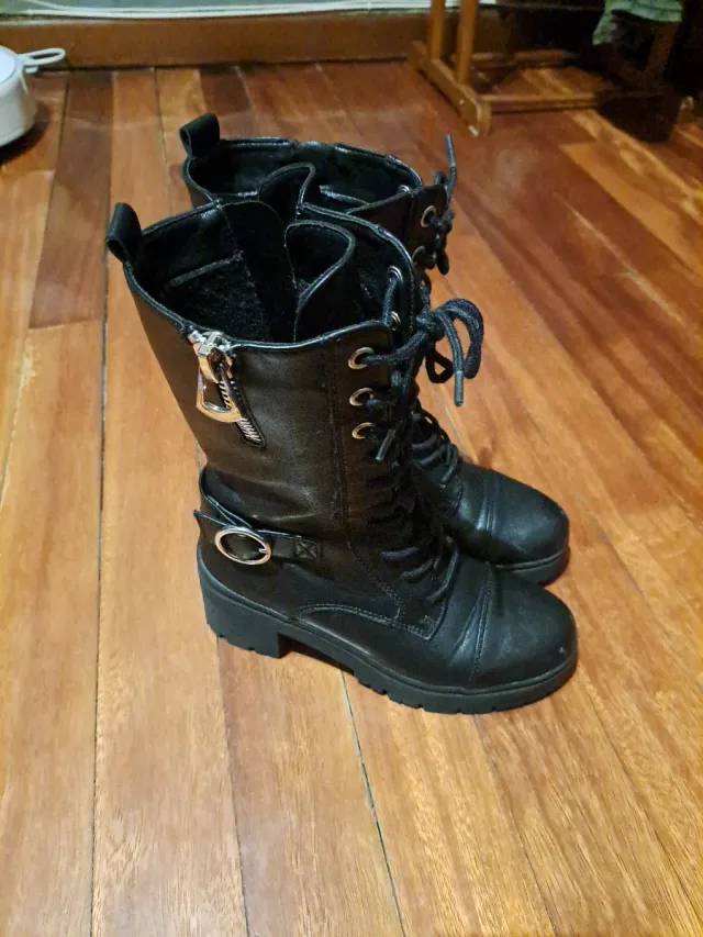 Botas negras estilo militar con cremallera de niña
