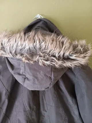 Chaqueta verde oliva con capucha