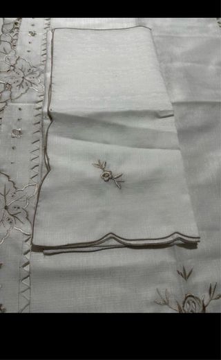 Camino de mesa bordado floral