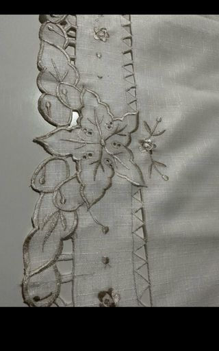 Camino de mesa bordado floral