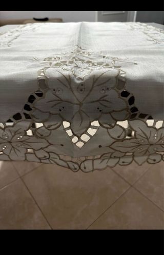 Camino de mesa bordado floral