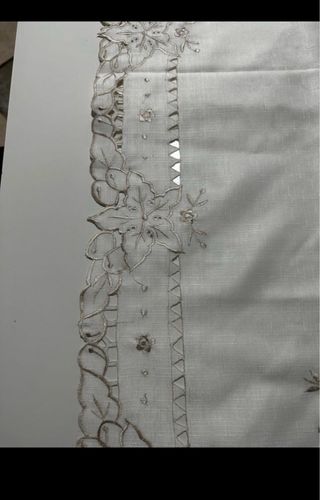 Camino de mesa bordado floral