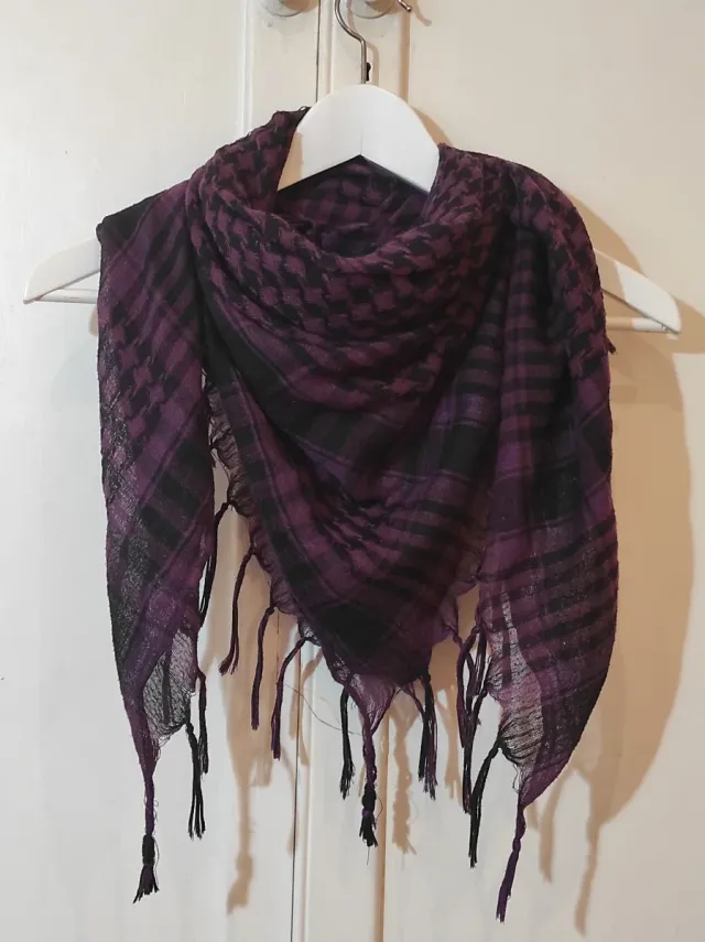 Pañuelo morado y negro estilo palestino