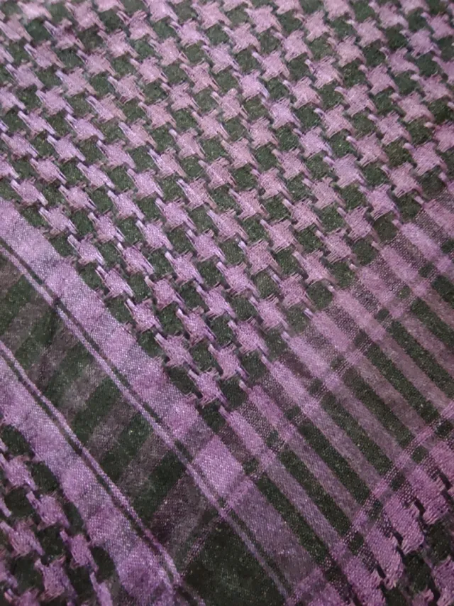 Pañuelo morado y negro estilo palestino