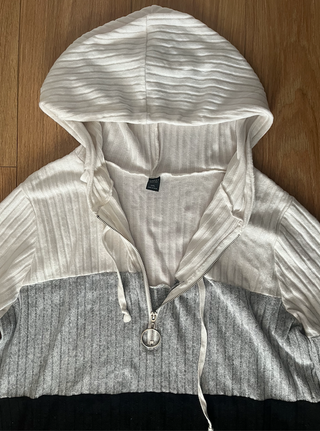 vestido tipo sudadera negro blanco gris capucha