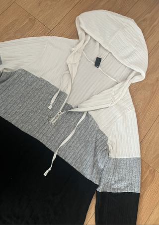vestido tipo sudadera negro blanco gris capucha