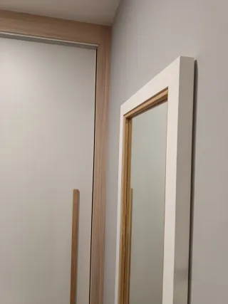 Specchio a figura intera in legno e vetro