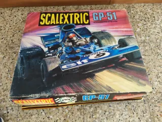 Scalextric GP-51 con un coche extra Tyrrell p34