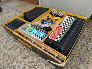 Scalextric GP-51 con un coche extra Tyrrell p34