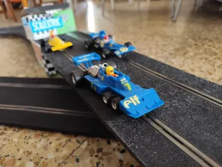 Scalextric GP-51 con un coche extra Tyrrell p34