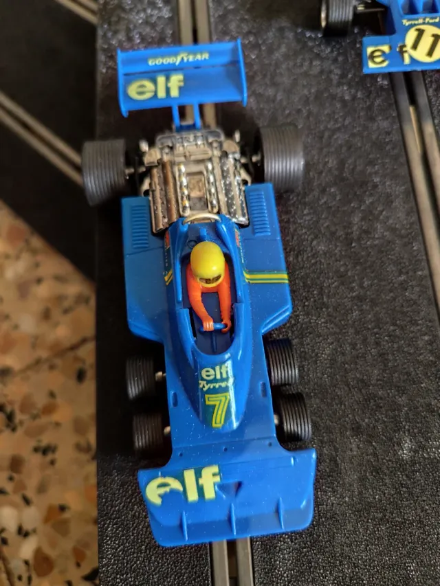 Scalextric GP-51 con un coche extra Tyrrell p34
