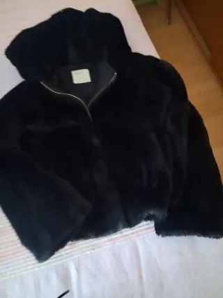 Cazadora negra de pelo sintético