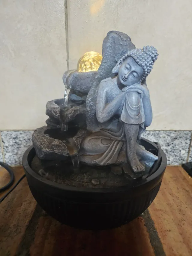 Buda Zen com Fonte e Luz