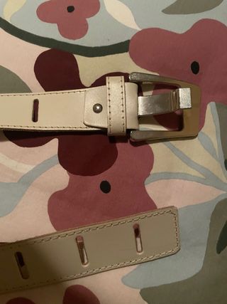 Cinturón blanco con hebilla plateada