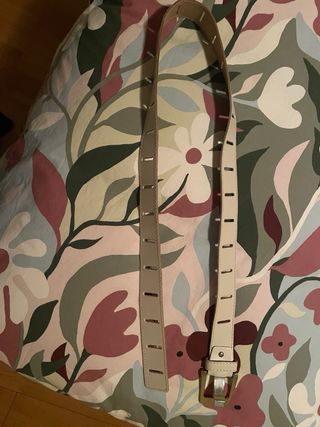 Cinturón blanco con hebilla plateada